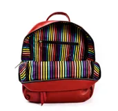 Mochila roja de cuero sintético con bolsillo frontal con solapa y cierre con cremallera superior.