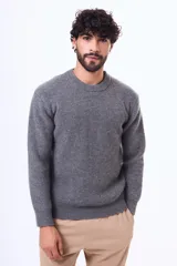 Buzo de tejido de punto con cuello redondo, de corte clásico y manga larga, con puños y ruedo acanalados.