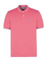Remera polo de manga corta confeccionada en piqué de algodón pima, color rosado. Presenta cuello clásico con botones, logo bordado en el pecho y detalles de líneas en contraste en los puños.