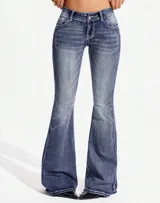 Jeans de denim de corte flare y tiro medio, con efecto deslavado y botamanga ancha acampanada.