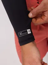 Rashguard de manga larga para hombre, color negro, con cuello redondo y logo de Rusty estampado en blanco en el pecho.