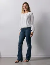Blusa blanca texturizada, marca Harper, de manga larga con terminación fruncida y ruedo con frunce. Tiene forro interno a tono.