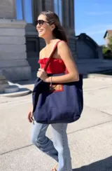 Bolso tipo tote bag color azul marino con asas y detalles en rojo, de gran tamaño, ideal para la playa.