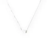 Collar plateado con cadena fina y dije cúbico texturizado.