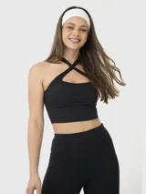 Top deportivo negro con diseño de tirantes cruzados en el frente y escote tipo halter. Cuenta con sujetador integrado, soporte medio y almohadillas removibles.