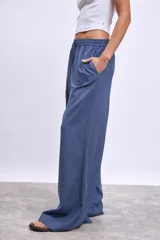 Pantalón palazzo azul con cintura elastizada y cordón ajustable.
