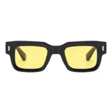 Lentes de sol unisex con montura cuadrada negra y lentes amarillas. Fabricados con plástico reciclado y filtro UV 400.