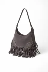 Cartera tipo hobo color gris oscuro, con flecos largos en la parte inferior y detalles de tachas plateadas. Tiene una correa ajustable para el hombro.