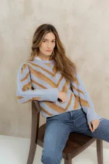 Sweater de punto jacquard con diseño de chevron en tonos celeste y marrón. Presenta cuello redondo, corte holgado y mangas largas con hombros abullonados.