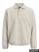 Buzo polo de manga larga en color beige, con cuello camisero y cierre frontal de tres botones. Presenta puños y cintura elastizados en tejido rib.