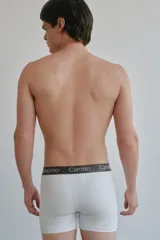 Pack de dos boxers blancos con cintura elástica ancha en color negro y logo de la marca en contraste.