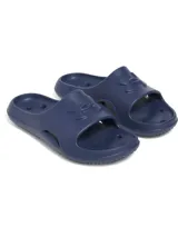 Sandalias tipo ojotas Under Armour modelo Locker V, confeccionadas en una sola pieza de EVA moldeada de secado rápido. Presentan un diseño ergonómico con orificios de drenaje laterales para evitar la retención de agua, plantilla texturizada para mayor tracción y el logo de la marca en relieve sobre la banda superior.