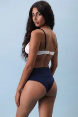 Vedetina de algodón azul marino con faja ancha en la cintura.