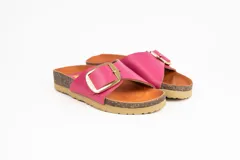 Sandalia de cuero color fucsia, con plantilla anatómica marrón y hebilla dorada ajustable.
