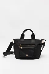 Cartera negra de nylon con diseño compacto y funcional. Cuenta con asas cortas y correa regulable desmontable para llevar al hombro o cruzada, además de múltiples bolsillos con cierre y detalles dorados.