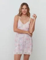 Chemise corta negra de seda fría, marca Montelle, con breteles finos regulables y apliques de encaje en el escote en V y el ruedo.