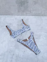 Bombacha de bikini color amarillo claro, modelo vedetina de tiro alto y con forro.