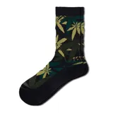 Medias negras con estampado de hojas de marihuana en verde y amarillo.