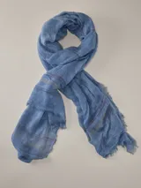 Chalina color azul con sutiles líneas horizontales en tonos rojizos y dorados, con terminaciones deshilachadas en los extremos.