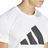 Remera deportiva Adidas Run It Tee, color blanco, de corte regular y manga corta. Presenta un gran logo Performance de tres barras en color negro en el frente. El cuello redondo tiene una cinta interior con texto repetido que incluye la palabra "RUNNING".