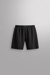 Pantalones cortos negros de tejido técnico perforado, ligeros y elásticos. Cuentan con cintura elástica ajustable con cordón interior, bolsillos frontales, bolsillo trasero de seguridad con cierre de cremallera, perneras con laterales perforados para transpirabilidad, bajo con acabado termofijado y aberturas laterales. Incluye detalle de logo estampado en la pernera.