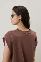 Remera sin mangas bordó con hombreras marcadas y cuello redondo.