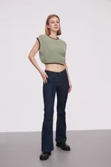 Chaleco corto de punto color marrón con ribete amarillo en cuello, sisas y bajo.