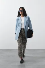 Blazer de jean color celeste con silueta recta y corte sastrero. Presenta solapas clásicas, cierre frontal con botón forrado, bolsillos con tapa y detalle de botones forrados en los puños.