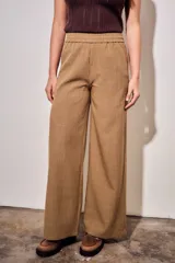 Pantalón de corte ancho con estampado a cuadros vichy en tonos marrón y tostado, cintura elástica y diseño fluido.