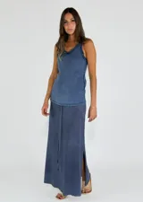 Pollera larga azul con cordón ajustable en la cintura y aberturas laterales.