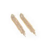 Aros colgantes dorados con flecos de strass plateados.