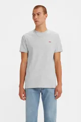 Remera gris de corte estándar con logo de Levi's en el pecho.