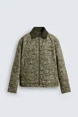 Cazadora de corte relajado con tejido jacquard de diseño abstracto en tonos verdes. Presenta cuello de solapa en pana a contraste, cierre frontal con cremallera, bolsillos frontales de plastrón y mangas largas con puños abotonados. Cuenta con interior acolchado.
