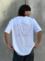 Remera blanca de corte oversize con estampado en la espalda que incluye dos círculos intersecados con las palabras 'Surf', 'Life' y 'Skate', y las frases 'Real Experience', 'Coexist' y 'Meaningful Day'.
