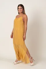 Vestido largo azul marino de seda italiana, con breteles finos ajustables, tajos laterales y forro corto.