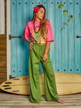 Pantalón pijamero verde de lino y viscosa, con cintura elastizada y cordón ajustable.