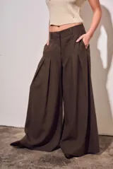 Pantalón wide leg de tiro alto color marrón oscuro, confeccionado en mezcla de viscosa y lino. Cuenta con bolsillos laterales y pinzas frontales que aportan amplitud y movimiento.