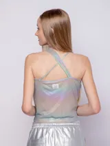 Top sin mangas con diseño cut-out en el escote y detalle de tiras cruzadas en el cuello. Confeccionado en tejido con acabado metalizado iridiscente.