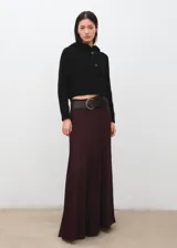 Chaqueta de punto negra con capucha, manga larga y cierre frontal de botones.