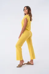 Remera amarilla de tejido suave y transpirable, con hombros caídos y corte estilo musculosa. Confeccionada en 70% algodón y 30% acrílico.