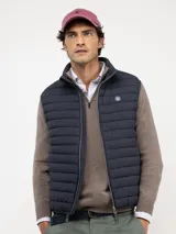 Chaleco acolchado de hombre confeccionado en nylon reciclado, con cierre frontal de cremallera, sisas elásticas y bolsillos laterales con cierre.