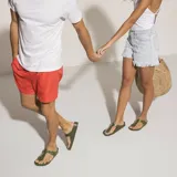 Sandalias Birkenstock modelo Gizeh Eva, color verde oliva, con tira entre los dedos y hebilla ajustable.