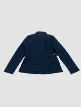 Campera acolchada de estilo quilt marca Tommy Hilfiger, color azul marino, con cuello alto, cierre frontal de cremallera y bolsillos laterales. Presenta un diseño de costuras cuadradas y detalles metálicos en los laterales de la cintura.