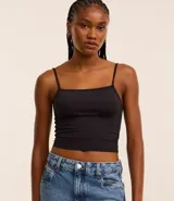 Top cropped negro de tejido liso, con escote recto y breteles finos.