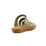 Sandalias planas de mujer con diseño de tres tiras combinadas en tonos verde y marrón. Presentan una suela ergonómica de color marrón y cierre ajustable con velcro en la tira superior.