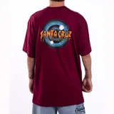Remera de corte oversize color bordó con estampa gráfica en la espalda que presenta un ojo estilizado con el logo de Santa Cruz en tipografía derretida.