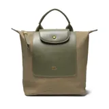 Mochila de mujer confeccionada en material sintético y textil color verde. Presenta una solapa frontal con broche a presión, cierre superior metálico y asa corta de mano. Incluye correas traseras regulables y logo metálico XL en el frente.