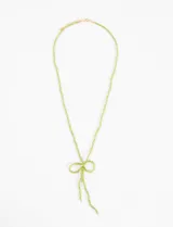 Collar de cuentas verdes con dije de lazo.