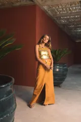 Falda midi color avellana con abertura lateral y cintura alta.