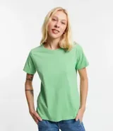 Remera básica de manga corta y cuello redondo, confeccionada en algodón de color celeste.